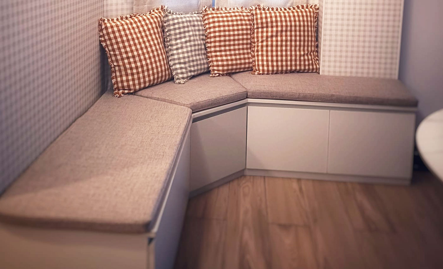 Banco de cocina con la espuma tapizada