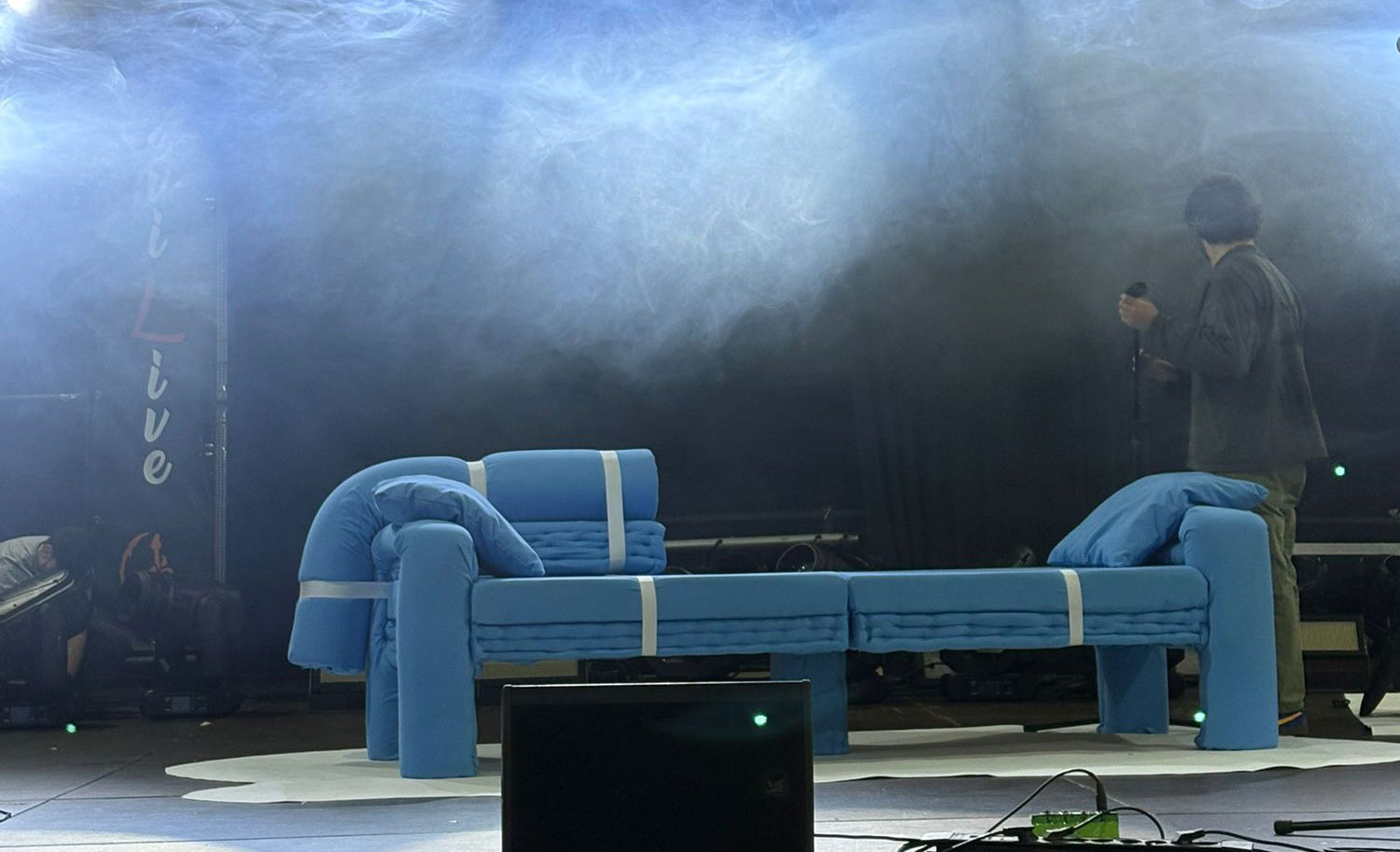 Sofá azul en el escenario