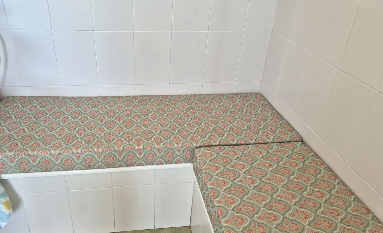 Esquina de la bancada con espuma a medida