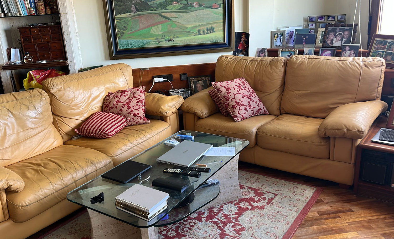 Antes: sofá de cuero con cojines hundidos