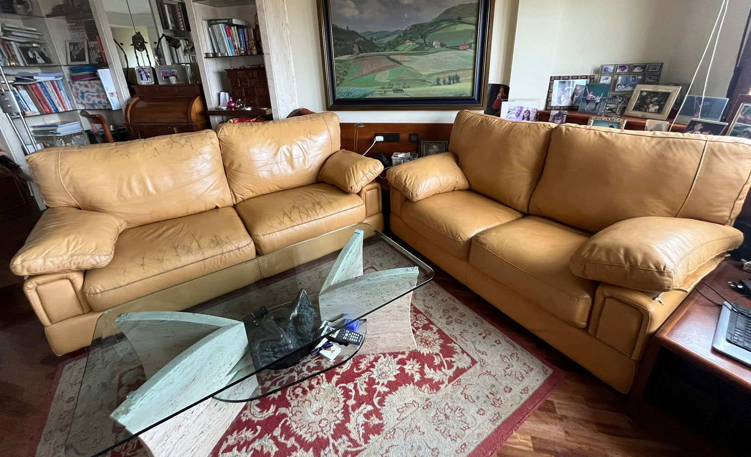 Después: sofá de cuero con cojines recuperados