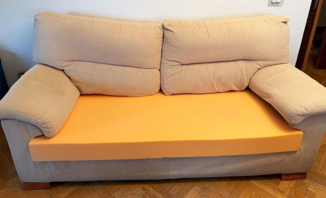 Cambiar-la-espuma-del-sofá-01 Asiento de sofá de dos plazas donde se puede ver cómo cambiar la espuma del sofá antes de tapizar