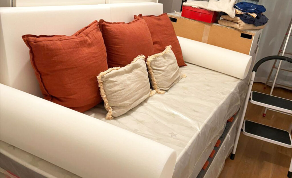 Espuma para transformar cama en sofá con cilindro lateral y cuña de respaldo a medida