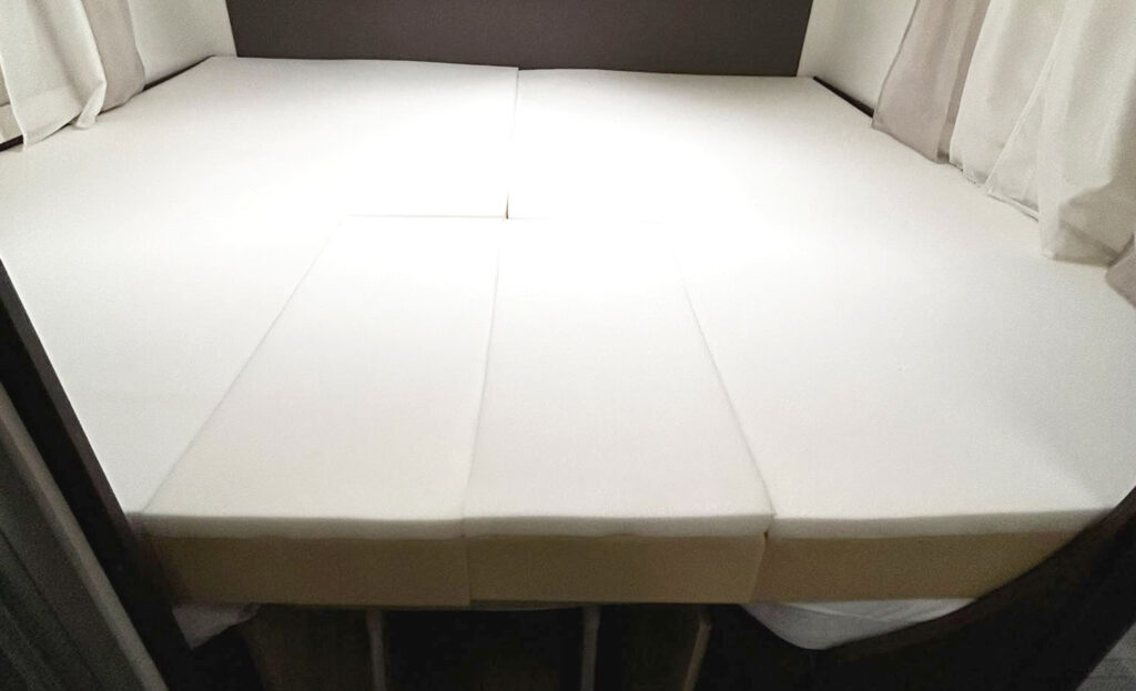 Colchón a medida para autocaravana ya instalado, cuatro piezas ajustadas al habitáculo