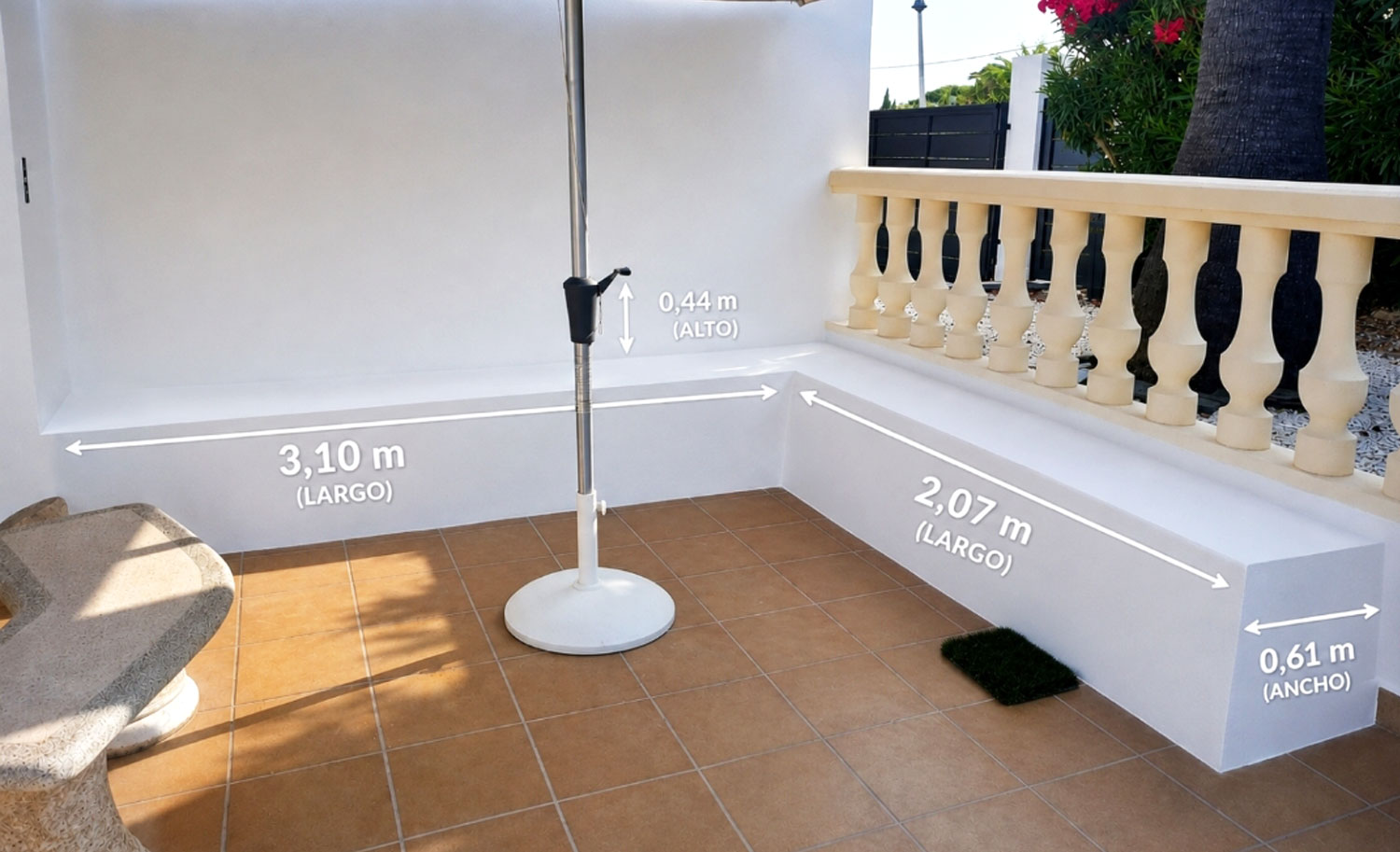 Banco en L medido para hacer cojines a medida, con 3,10 m y 2,07 m de largo, 0,61 m de ancho y 0,44 m de alto