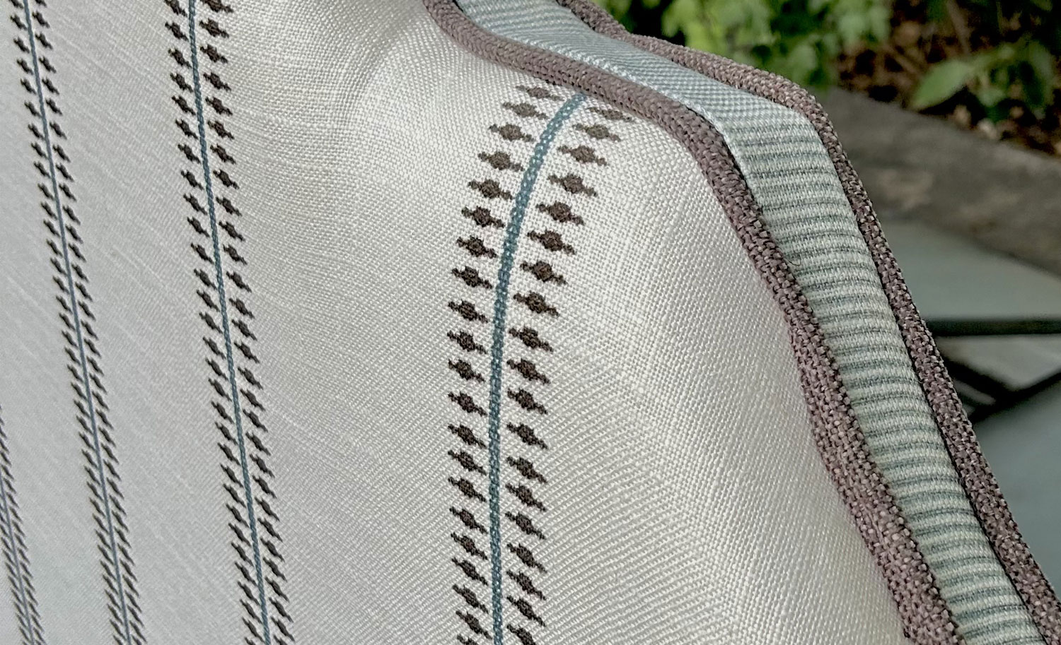 Cabecero con espuma para tapizar, detalle de tela de raya gris con hilo azul y ribete topo