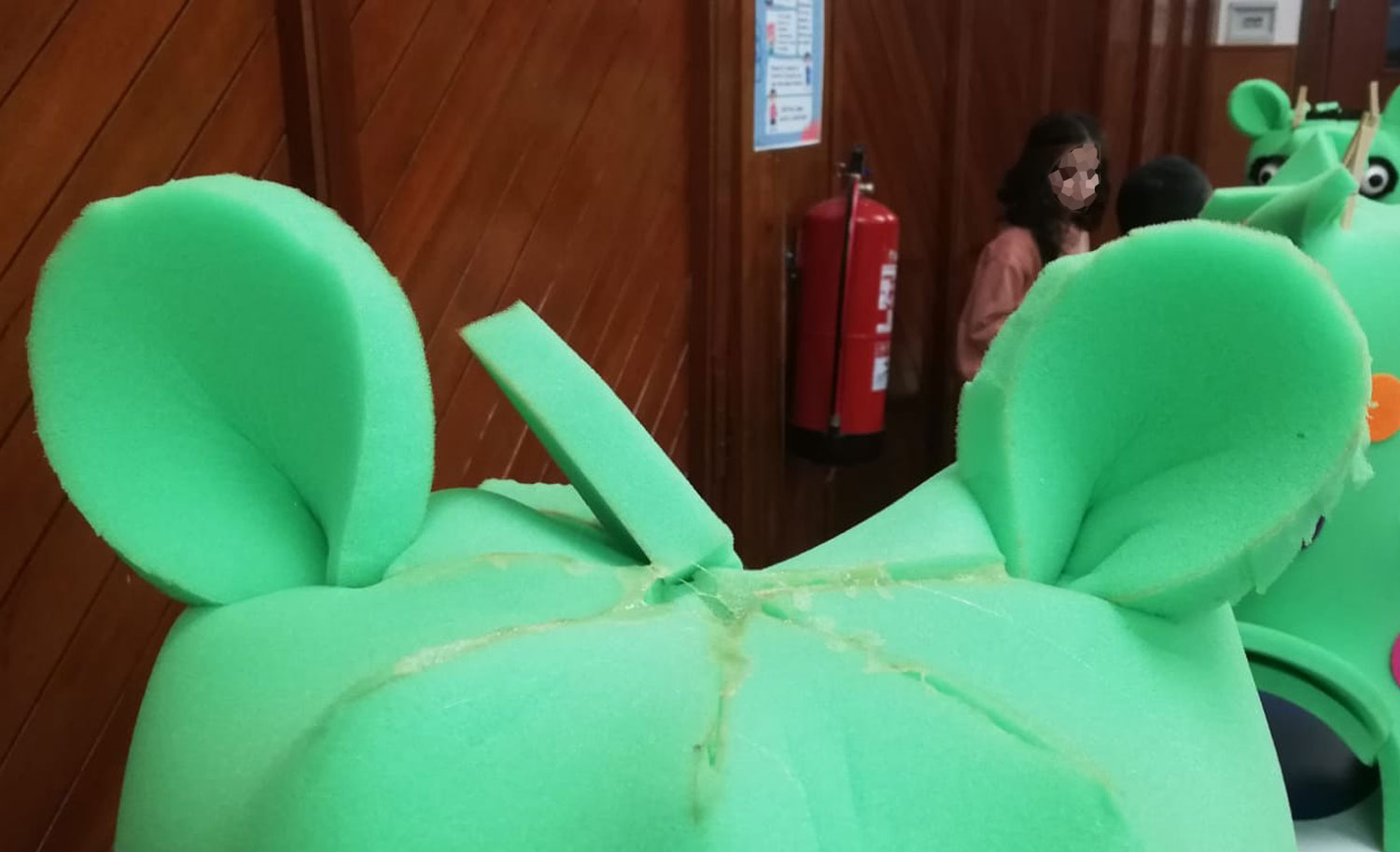 Orejas de espuma recortadas montadas en la parte superior de la cabeza del disfraz