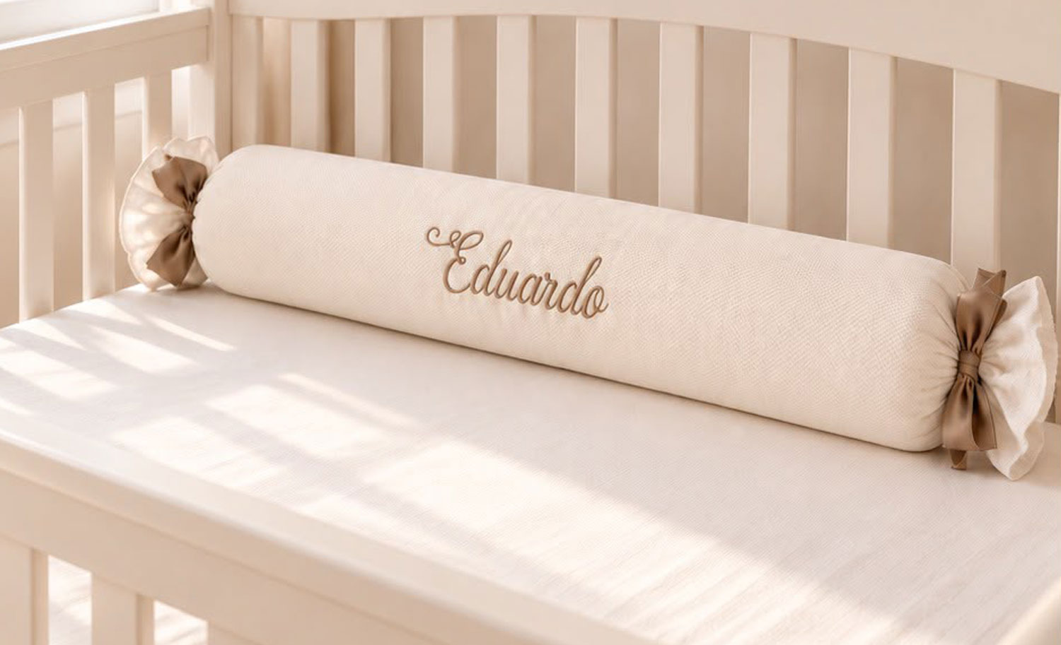 Rollo de cuna personalizado con nombre bordado, relleno de espuma cilindro D20 y lazos de raso en los extremos